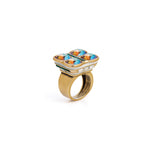 Anel Carré Ouro Compaixão Camila Klein, com design autoral e acabamento dourado, apresenta formato quadrado e visual sofisticado, ideal para composições elegantes.