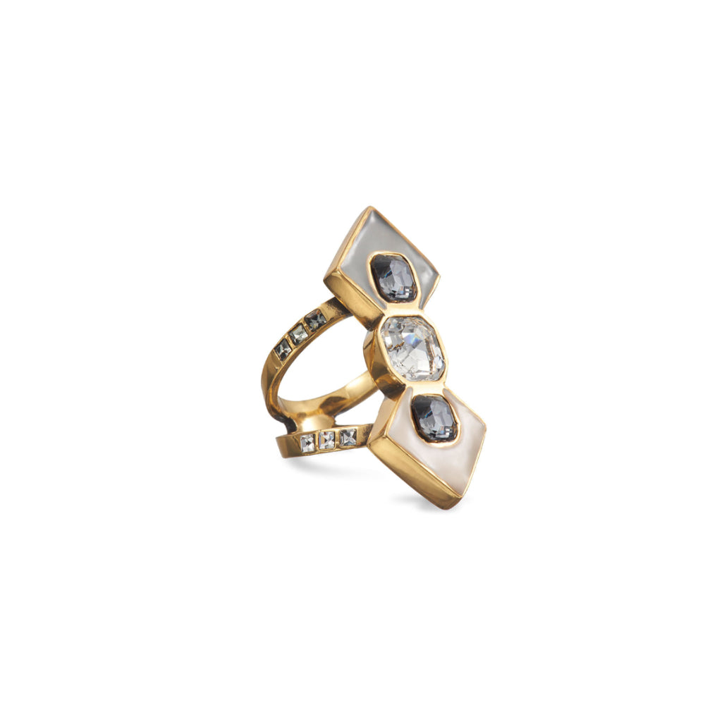 Anel Vazado Cristais Ouro Évola Camila Klein, com design autoral, acabamento dourado e estrutura vazada adornada por cristais, criando uma composição elegante e sofisticada.