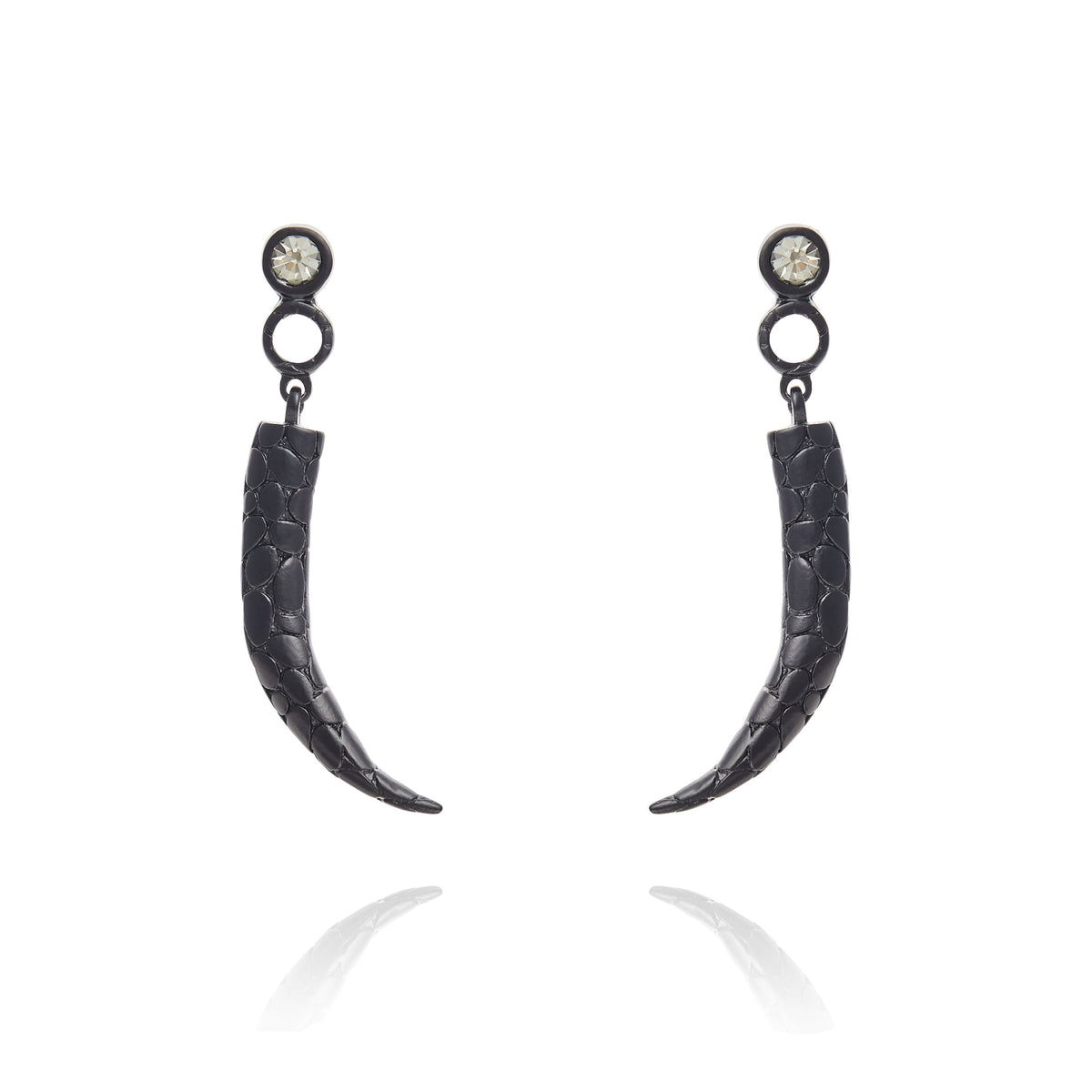 Brinco Pingente Cobra com Cristais Preto e Prata Serpente Camila Klein, com design autoral, acabamento prateado, pingente em formato de cobra e detalhes com cristais pretos.